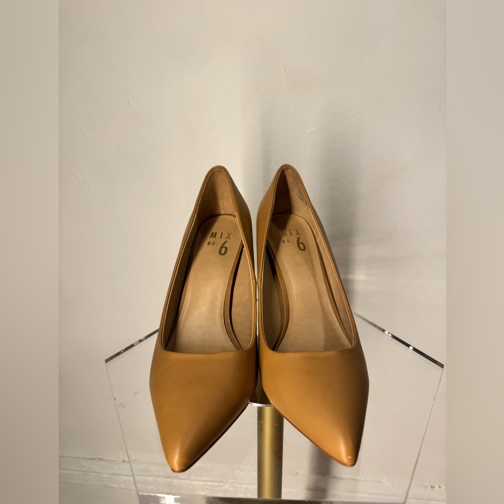 Mix No. 6 Tan Heels with Pointed Toe and Sleek Design